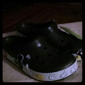 Crocs unisex m10/w12, multi relaxed fit